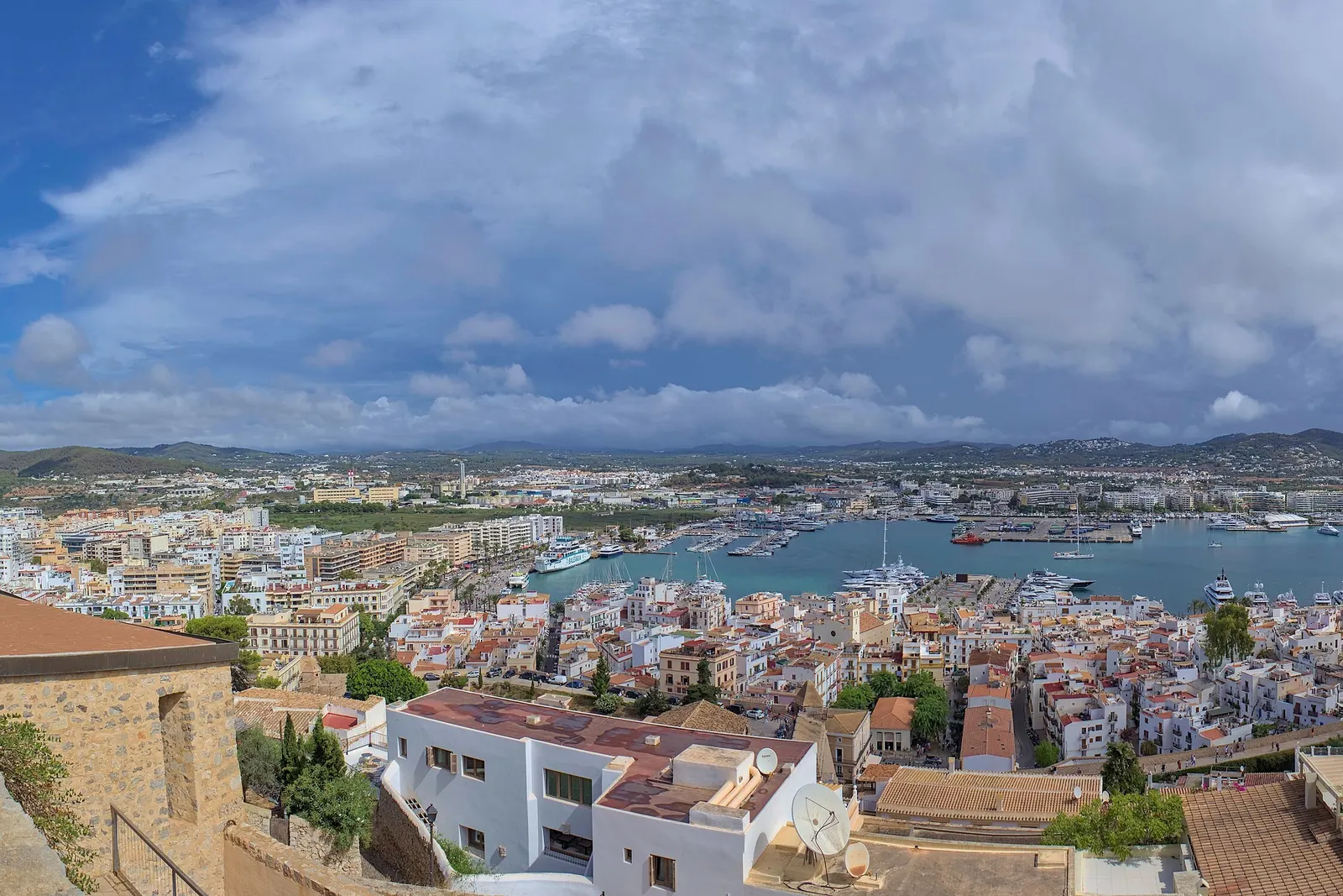 Panorámica de la ciudad de Eivissa y su puerto desde el mirador del Rei Jaume I, en Dalt Vila