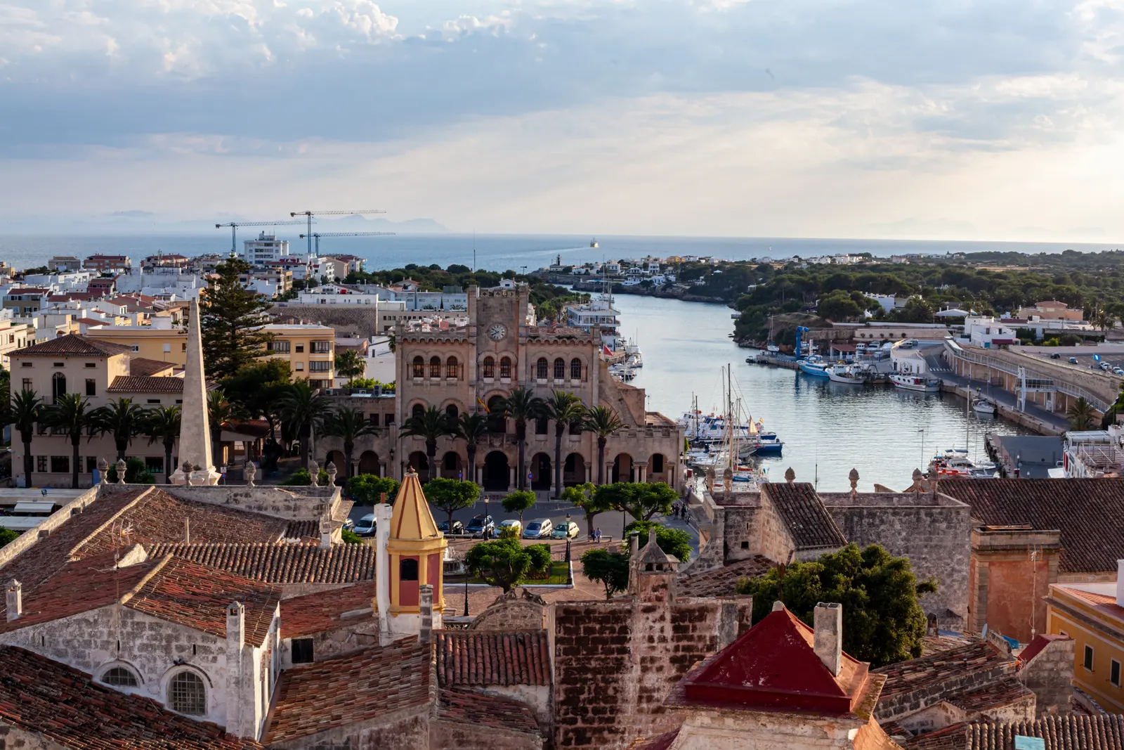 El puerto de Ciutadella al atardecer, con sus casas y embarcaciones, en el oeste de Menorca.