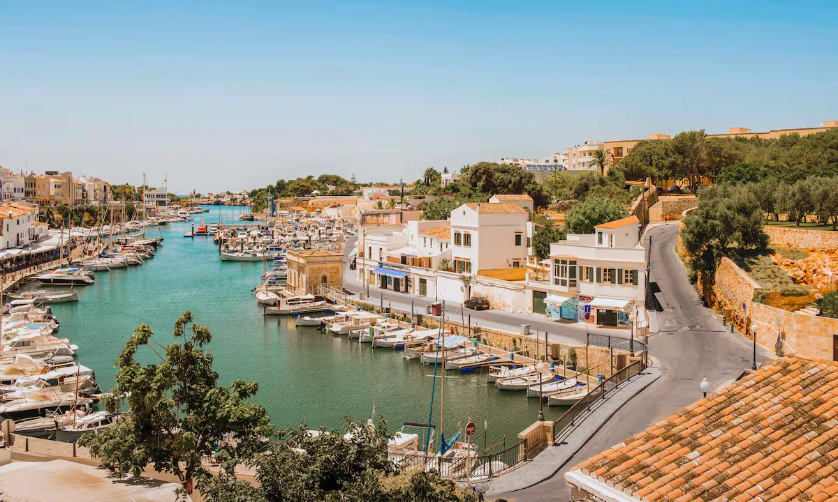 Vista de Ciutadella, Menorca, con su casco histórico junto al puerto.