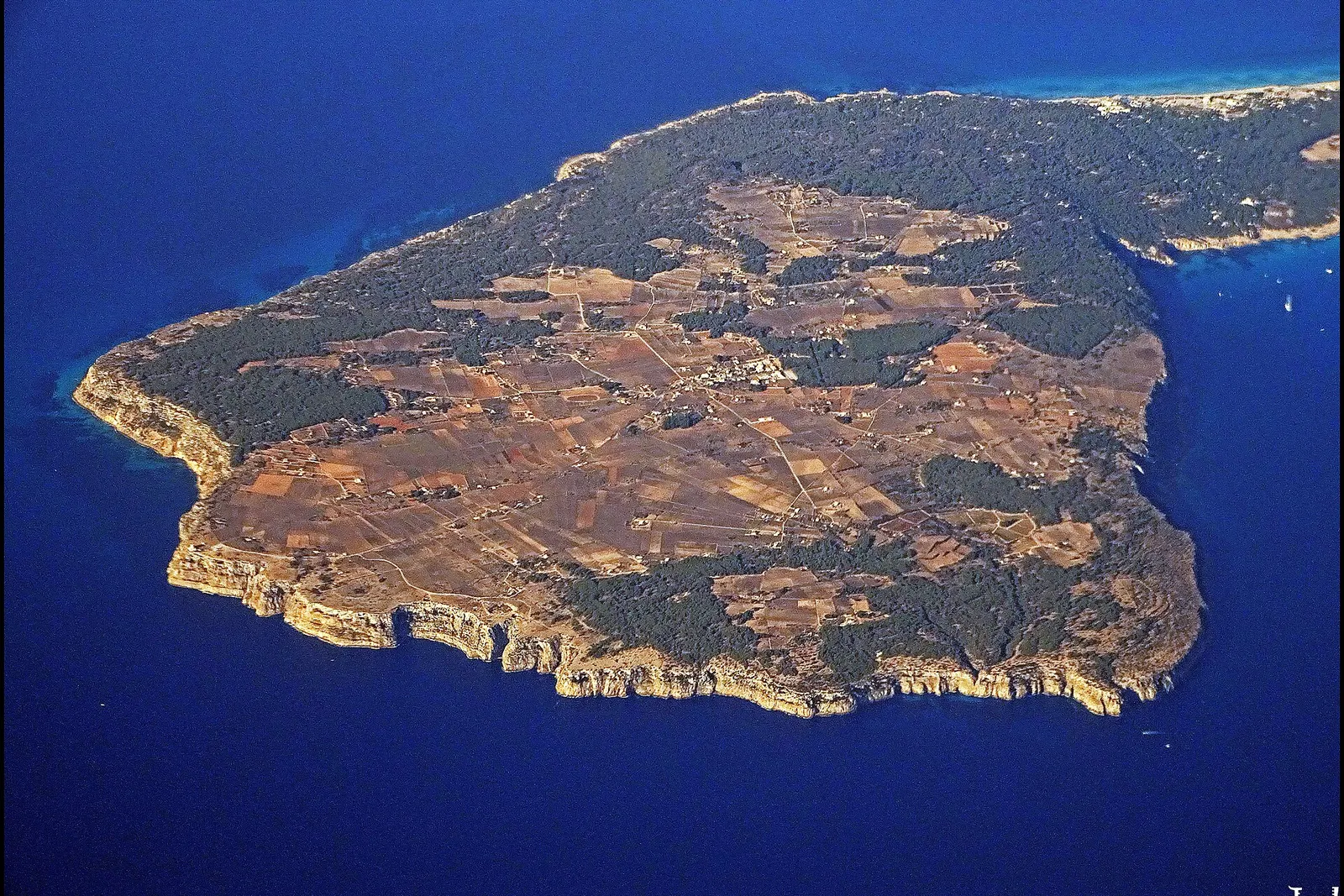 Vista aérea de la meseta de La Mola, en el extremo oriental de Formentera, rodeada de acantilados