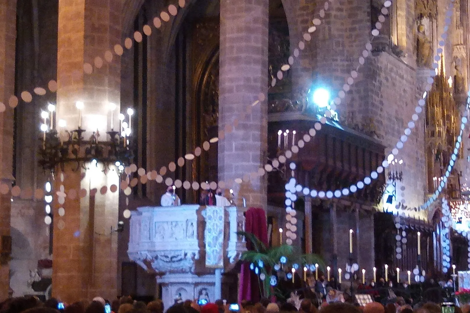 La Sibilla che canta ai Mattutini di Natale nella cattedrale di Palma, accanto al pulpito decorato