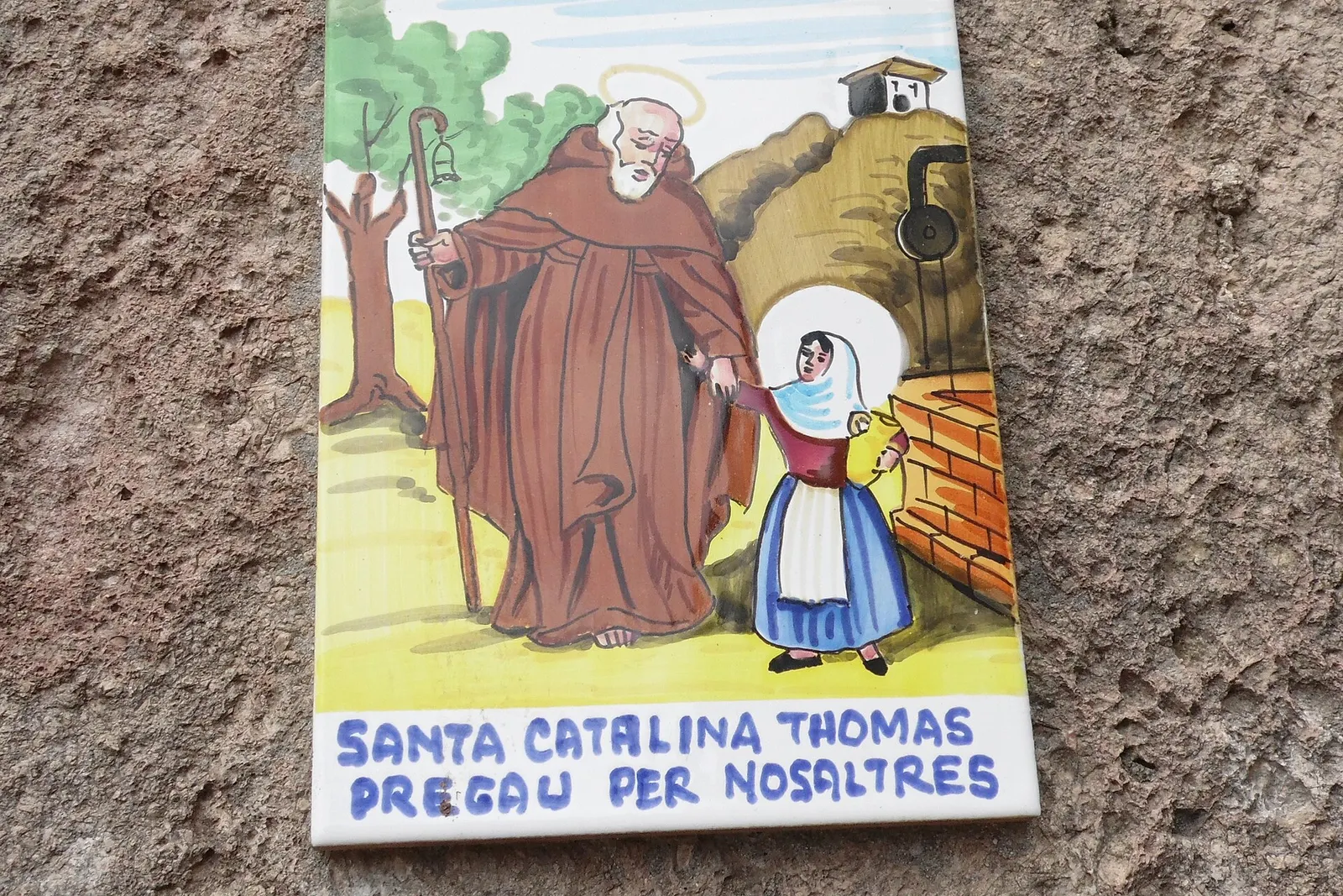 Azulejo con Santa Catalina Thomàs, la Beata, junto a Sant Antoni, en una fachada de Valldemossa, su pueblo natal