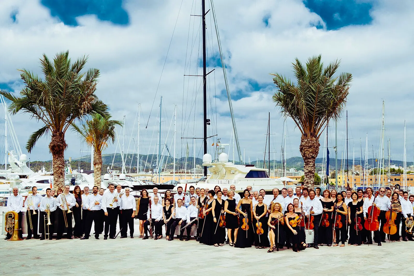 L'intera Orchestra Sinfonica delle Isole Baleari, con i propri strumenti, in posa su una banchina