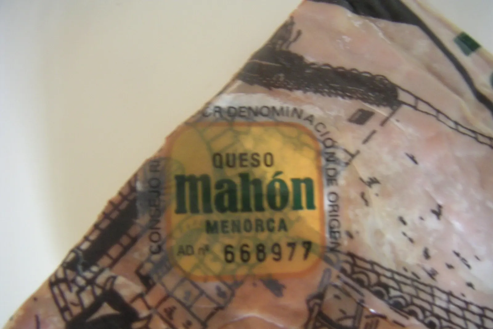 Primo piano del sigillo DOP Mahón-Menorca sulla crosta di un formaggio