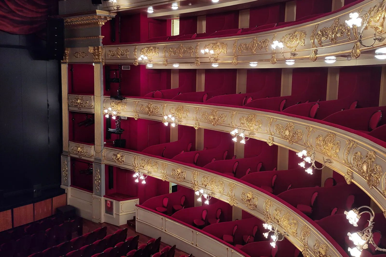 I palchi dorati e le poltrone rosse del Teatre Principal di Palma, con la sala illuminata