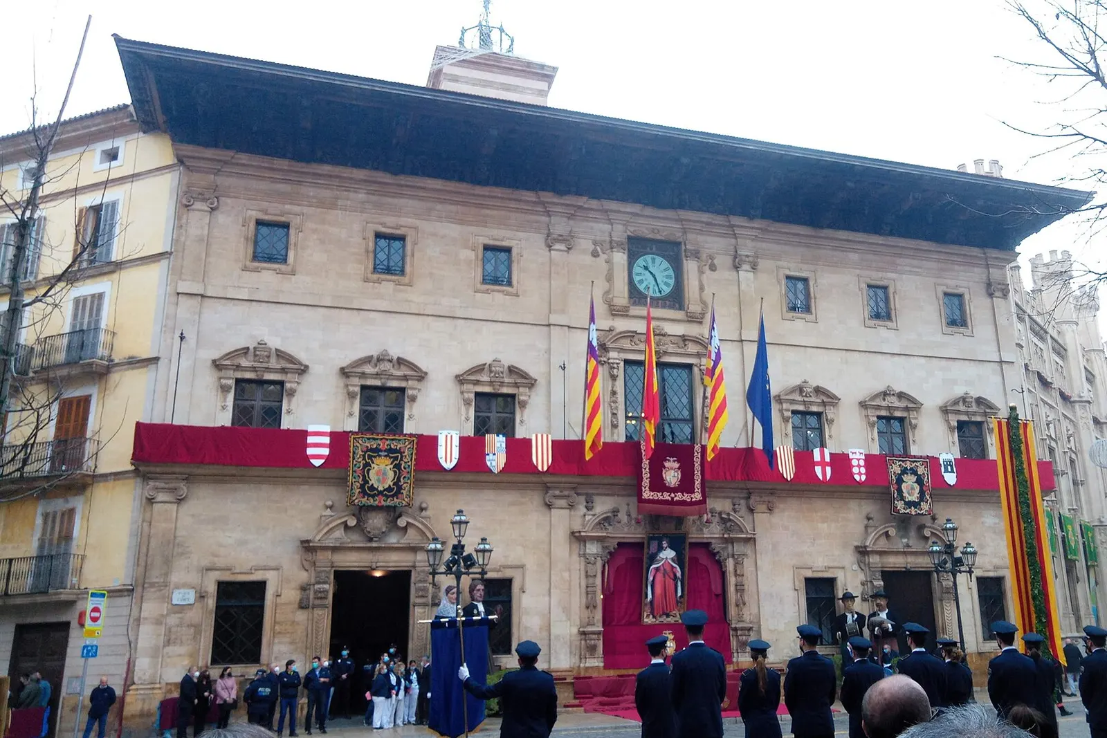 La facciata del municipio di Palma addobbata con drappi e bandiere per la Festa de l'Estendard