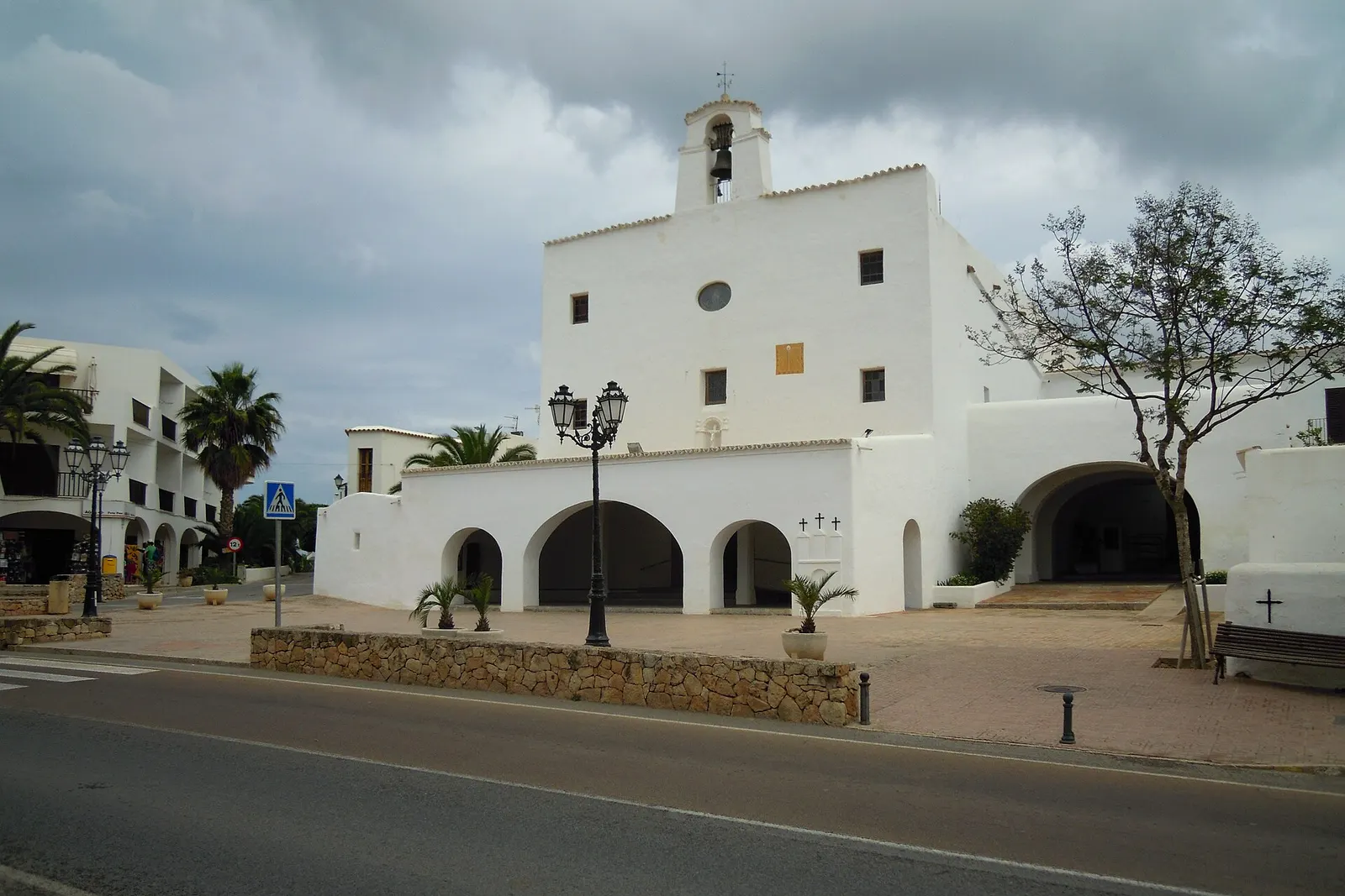 La iglesia parroquial de Sant Josep de sa Talaia, blanca y con porche de arcos, en el centro del pueblo