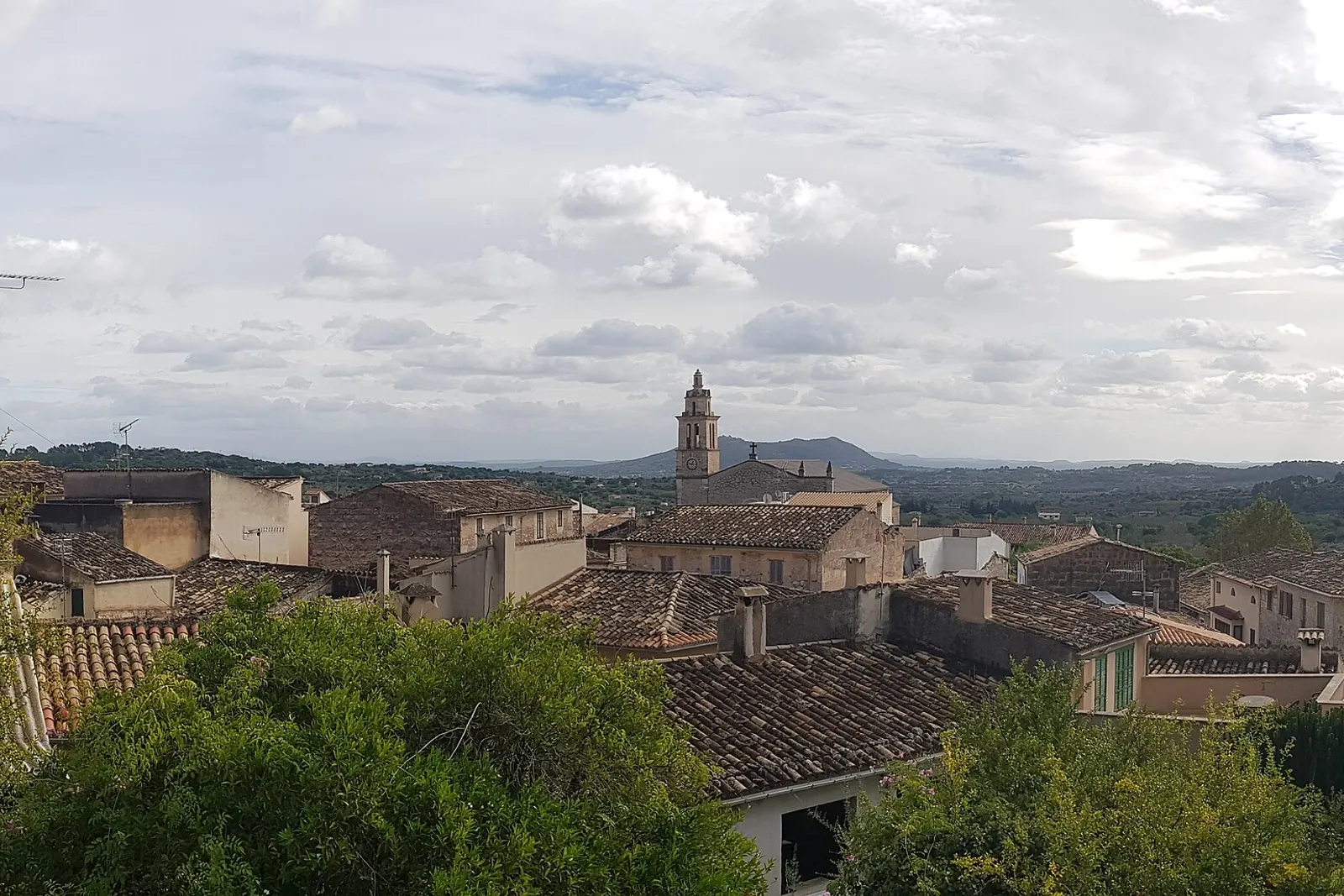 I tetti di Caimari con il campanile della chiesa e la Serra de Tramuntana sullo sfondo