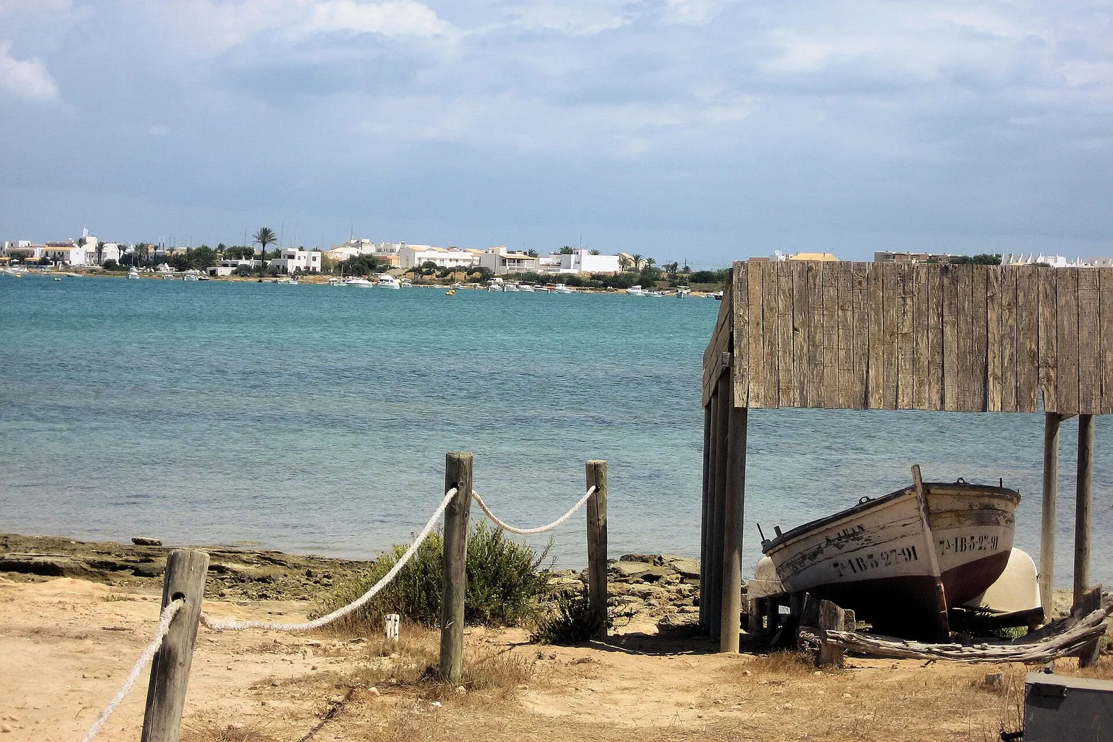 El Estany des Peix, con las casas de La Savina al fondo