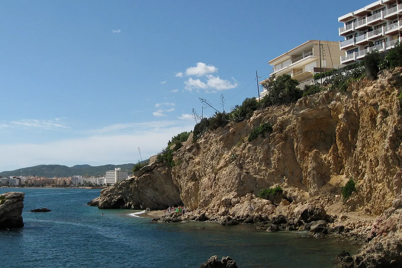 La costa de Los Molinos, en la ciudad de Ibiza, con el acantilado sobre el mar y Figueretes al fondo