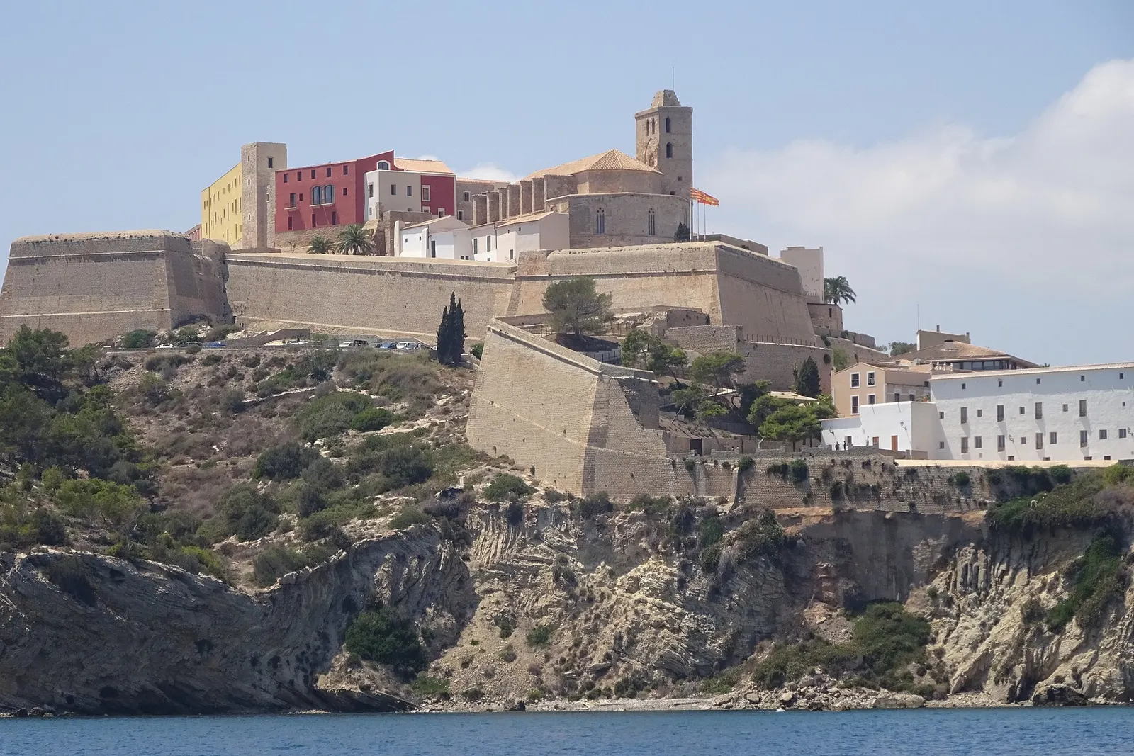 Dalt Vila vista desde el mar, con las murallas renacentistas sobre el acantilado y la catedral en lo alto