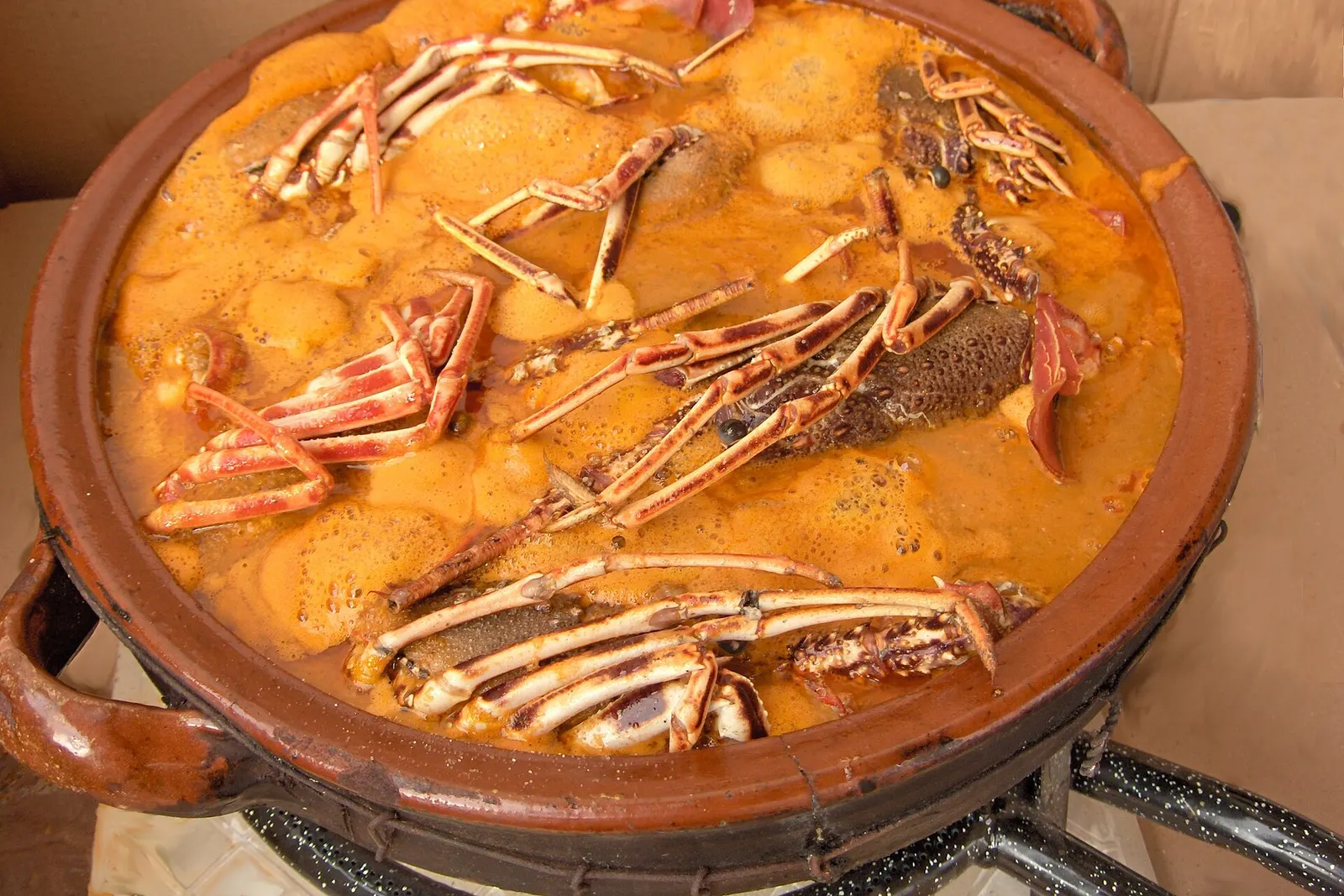 Una pentola di terracotta con caldereta de langosta (zuppa di aragosta), il piatto più celebre della cucina menorchina