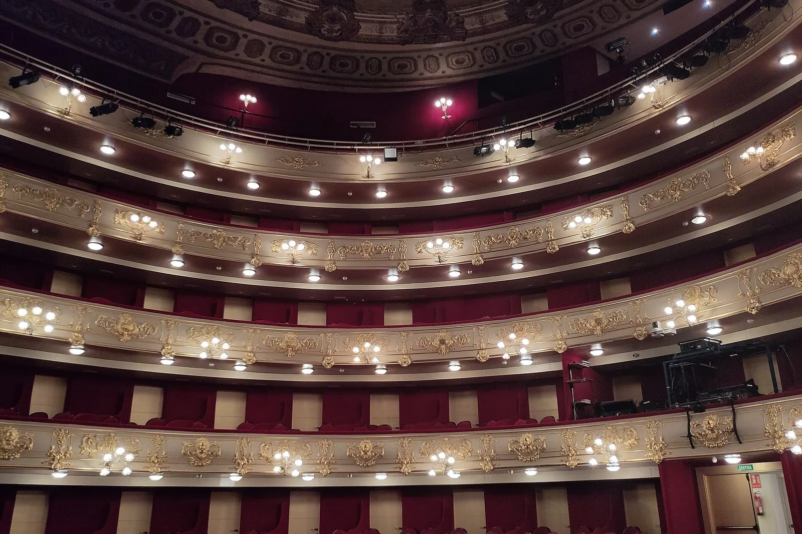 Vista dei quattro ordini di palchi del Teatre Principal di Palma, in rosso e oro