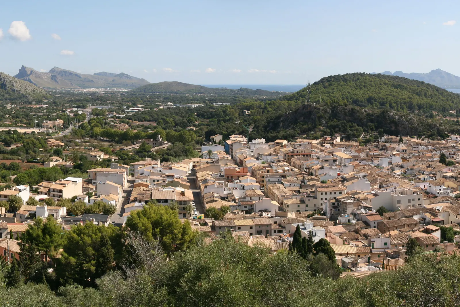 Panoramica di Pollença dal Calvari, con i tetti del paese e le montagne del nord di Maiorca