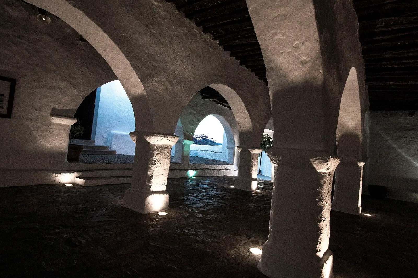 Los arcos encalados del porche de la iglesia del Puig de Missa, en Santa Eulària, al atardecer