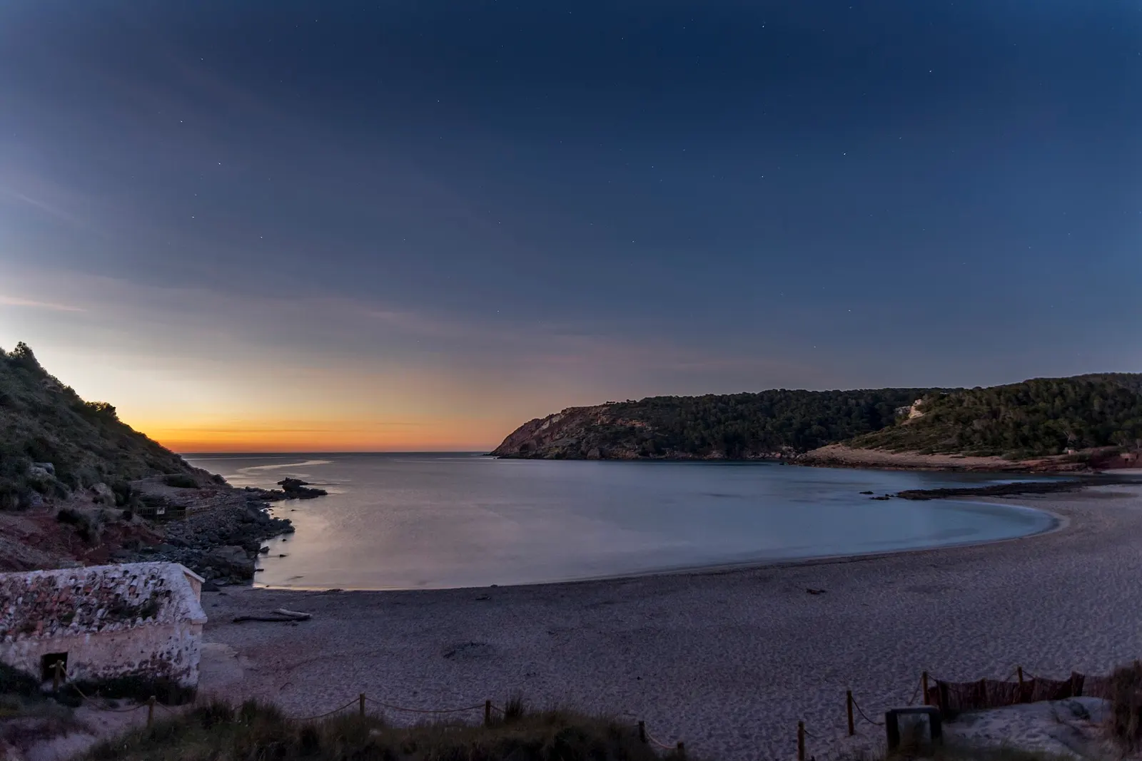 La spiaggia di Algaiarens, a La Vall, con il mare calmo al crepuscolo