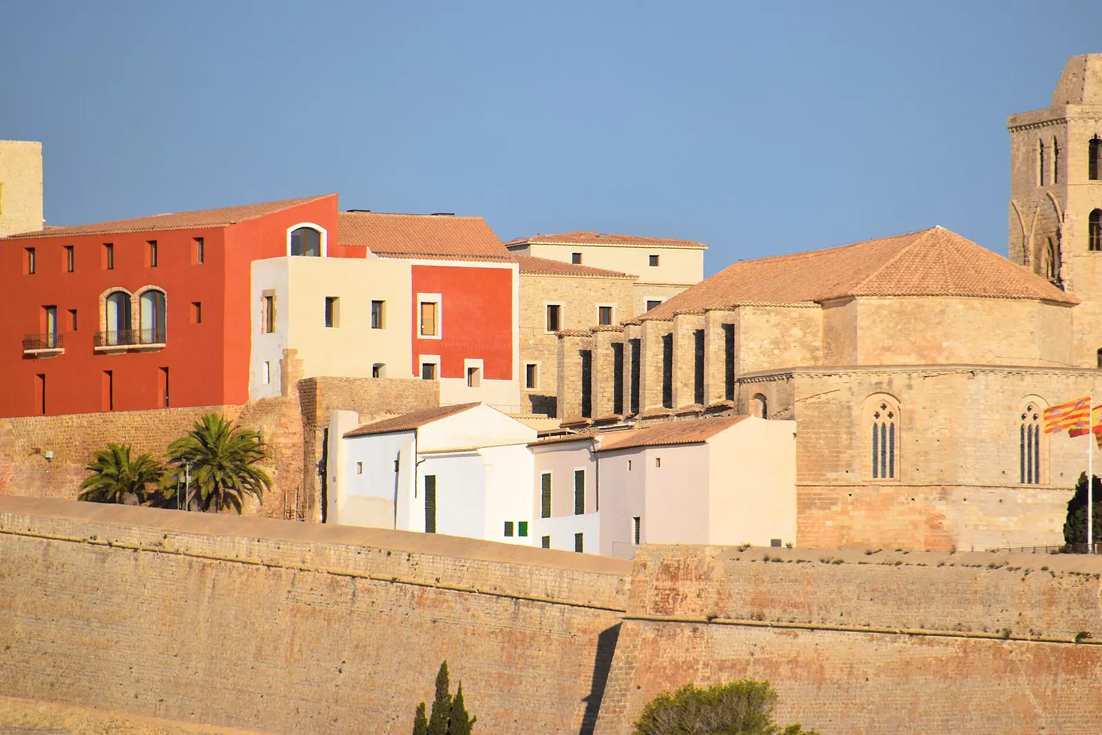 Las murallas de Dalt Vila con las fachadas de colores de las casas de la ciudad alta