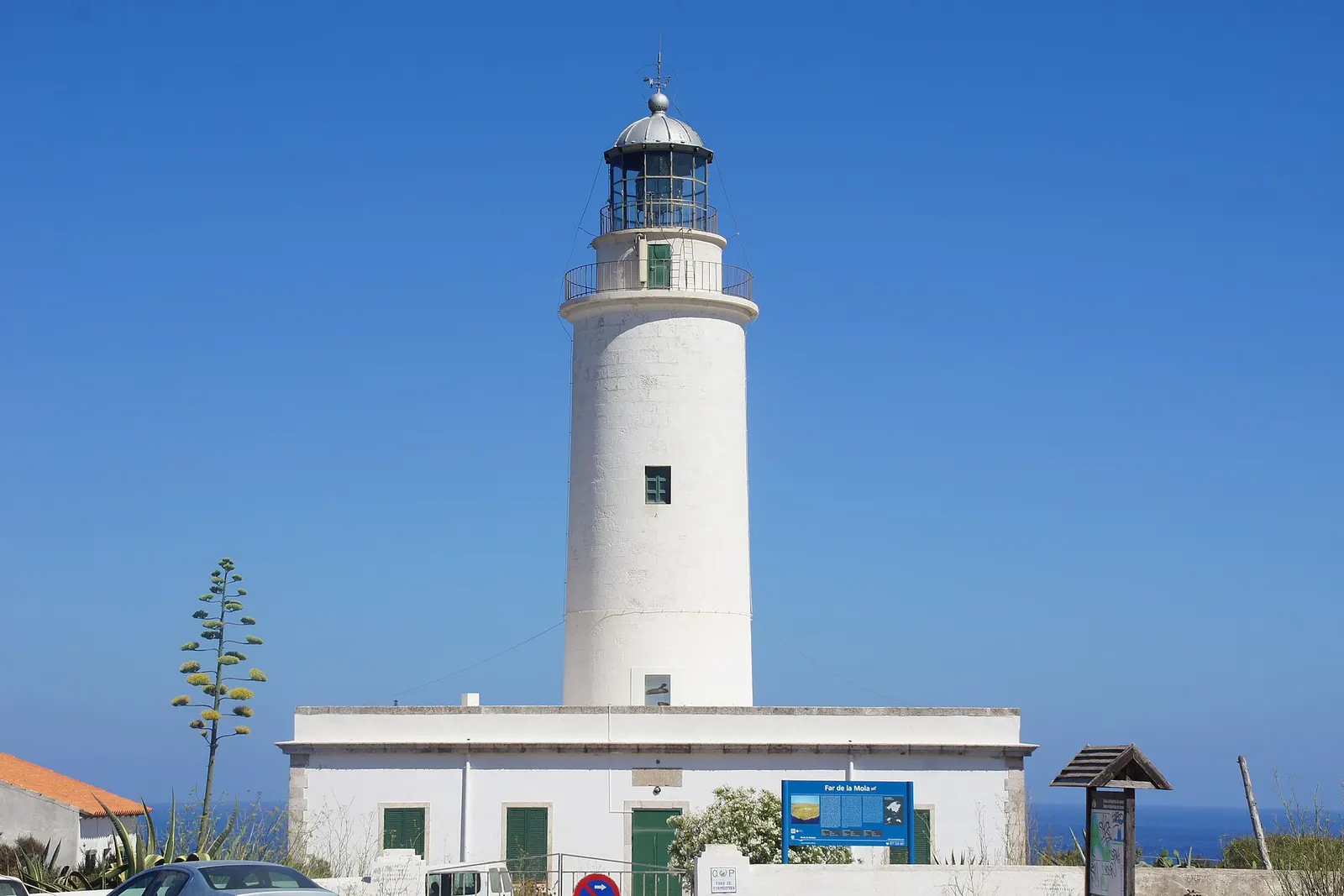 El faro de La Mola y su edificio blanco, en lo alto del acantilado