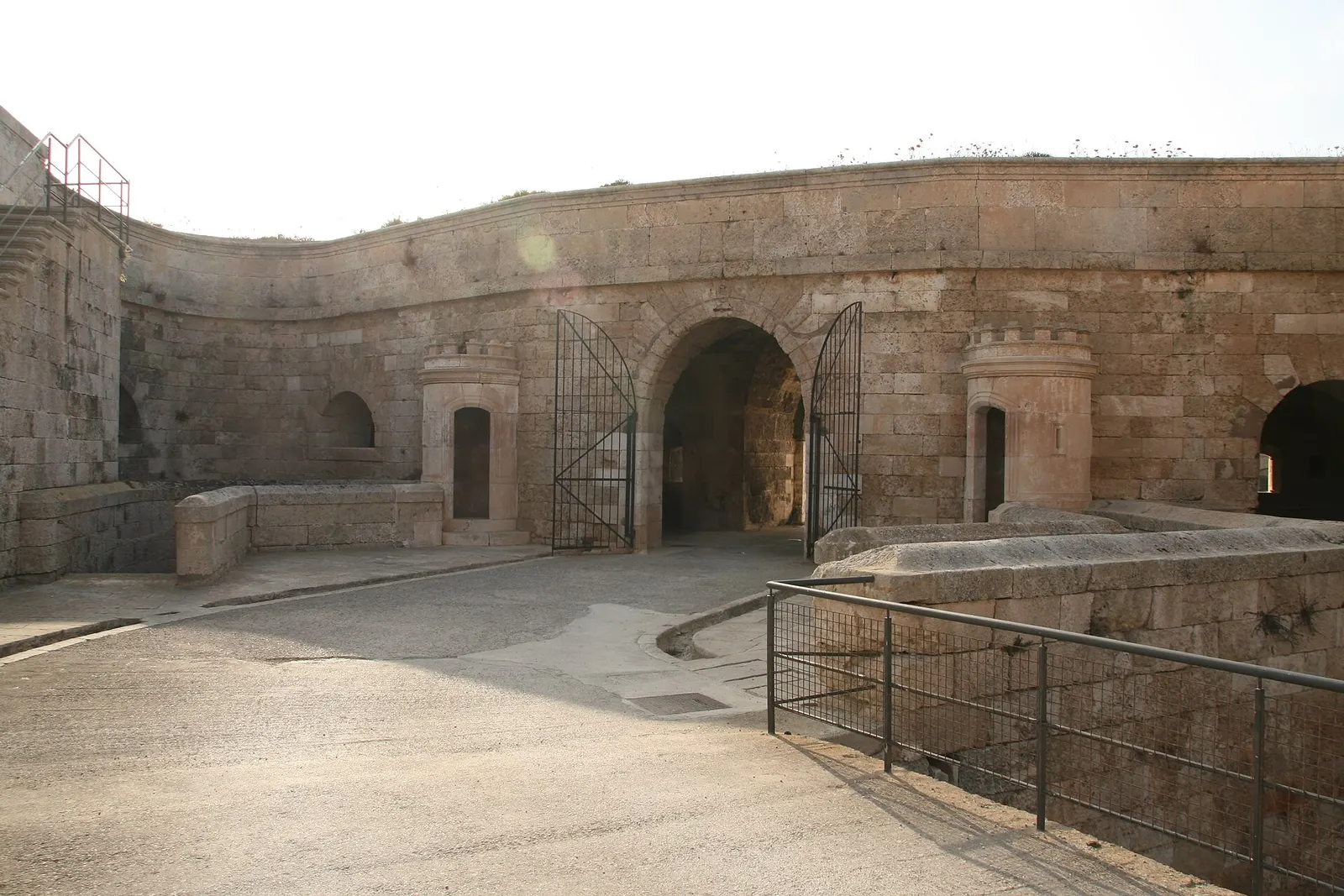 Una delle porte a volta in pietra della Fortaleza de Isabel II, a La Mola de Maó