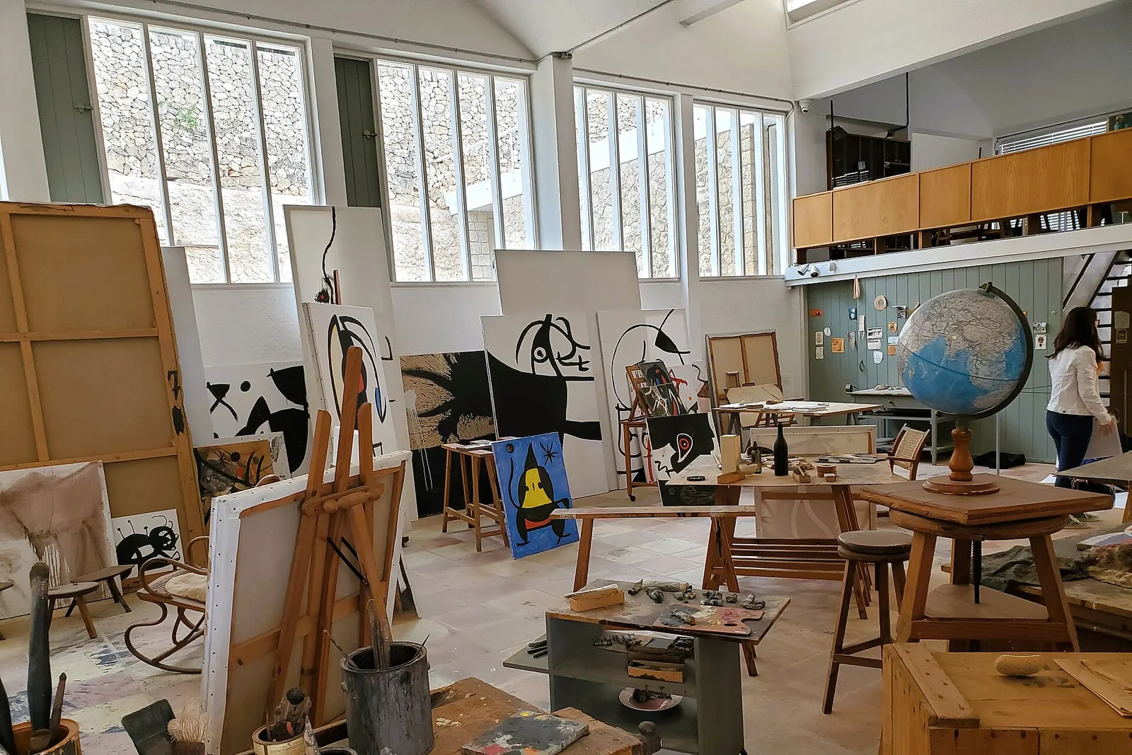 El taller Sert de Joan Miró en Palma, con lienzos, caballetes y pinceles tal como los dejó