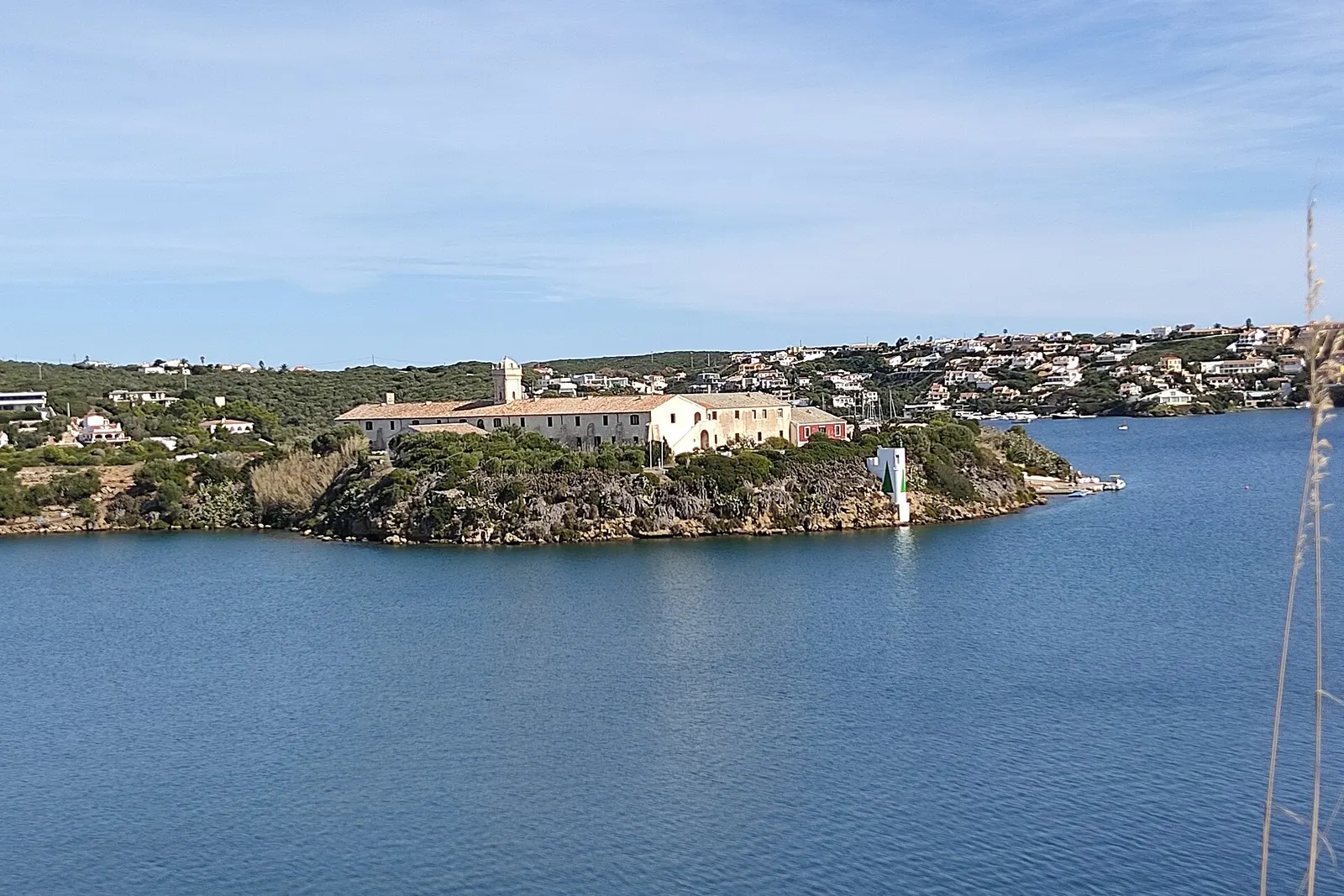 L'Illa del Rei nel porto di Maó, con l'antico ospedale navale sull'acqua