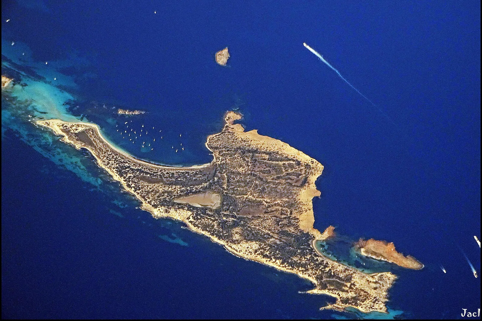 Vista aérea de s'Espalmador y la punta norte de Formentera, rodeadas de agua turquesa