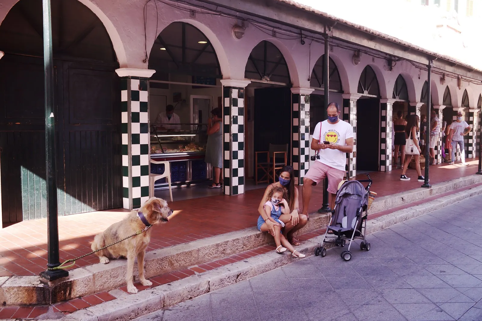 I portici con le colonne a scacchi bianchi e neri del Mercat Municipal di Ciutadella