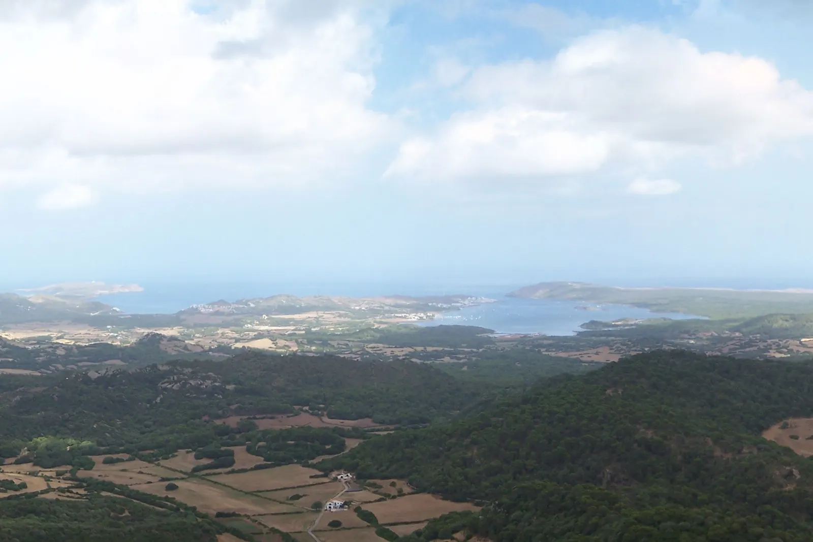 Vista panoramica dalla cima di El Toro: la campagna di Minorca, le pinete e la baia di Fornells in lontananza