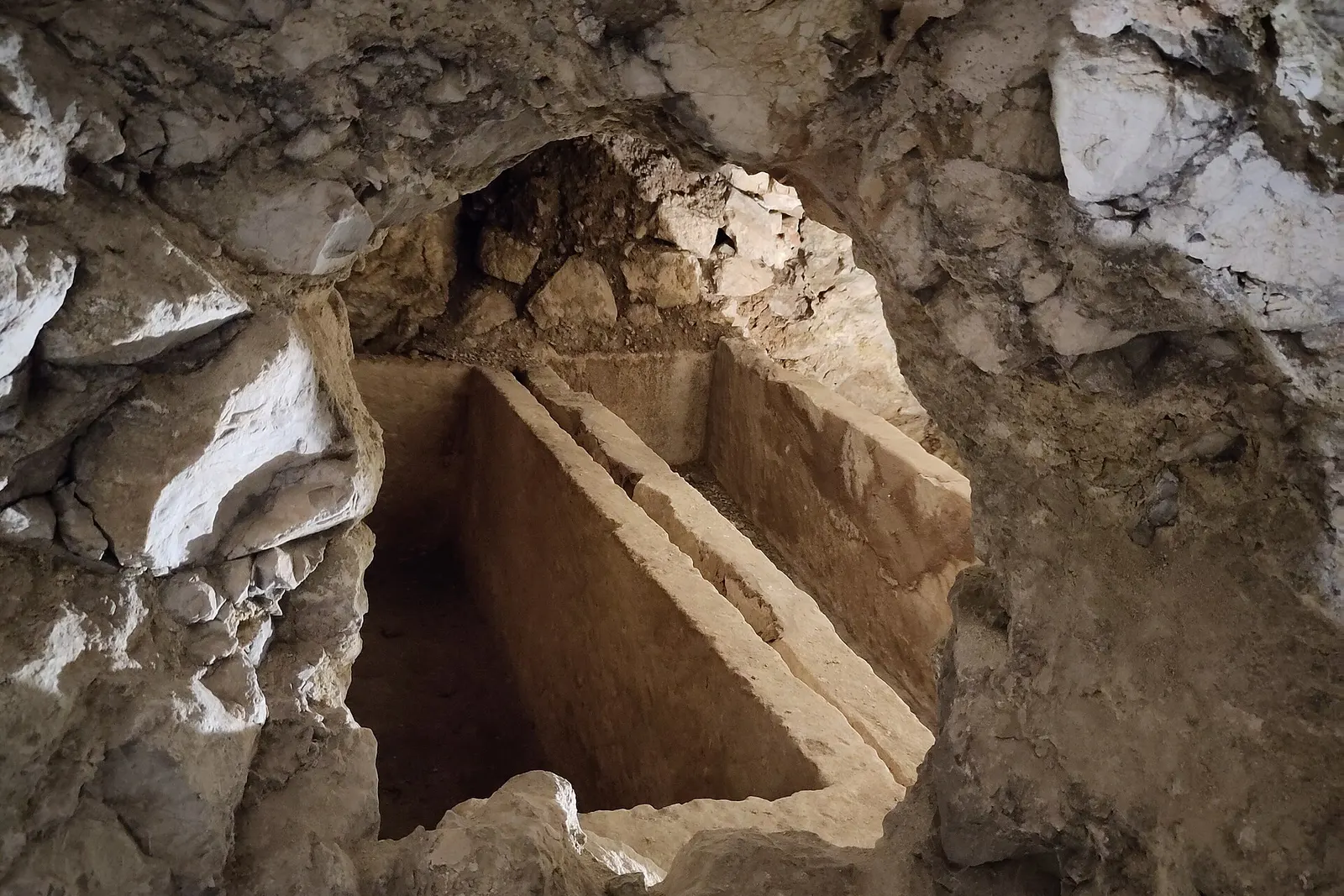Una tumba excavada en la roca en la necrópolis púnica del Puig des Molins, en Ibiza