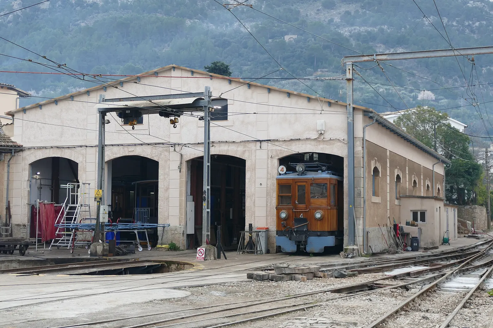 Una carrozza in legno del treno di Sóller davanti alle rimesse della stazione di Sóller