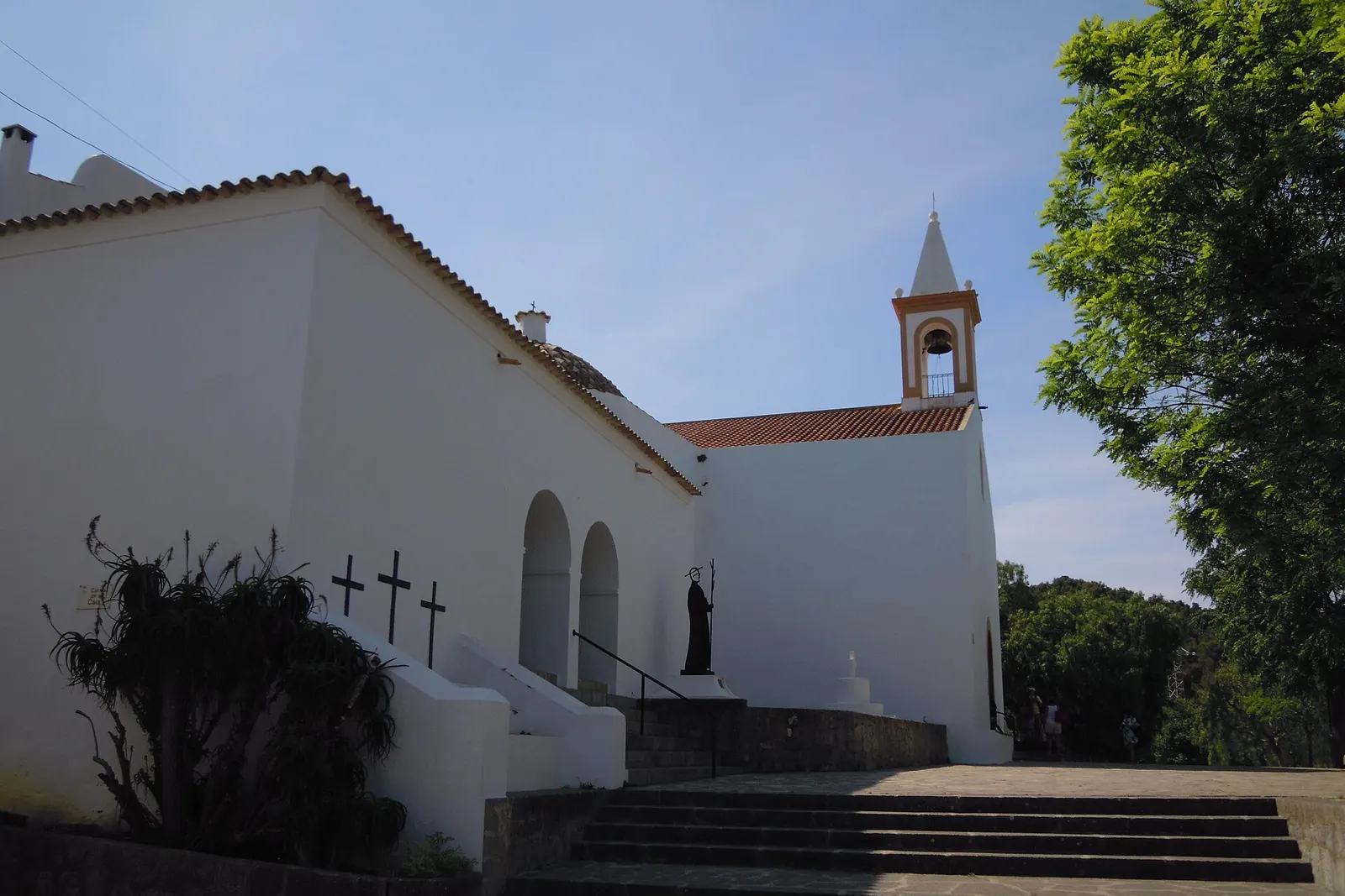 La iglesia parroquial de Sant Joan de Labritja, blanca, con su escalinata y cruces de hierro