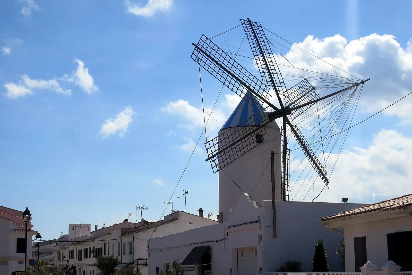 Il mulino a vento di Sant Lluís sopra le case bianche del paese