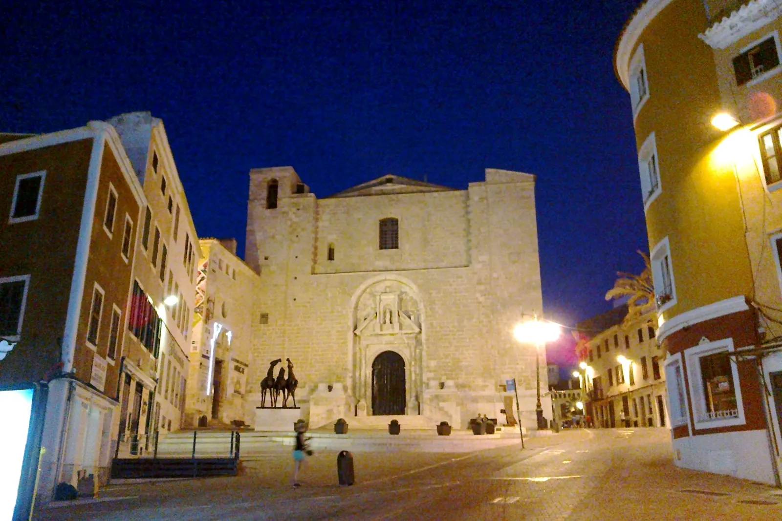Plaça del Carme a Maó di notte, con la facciata in pietra della chiesa illuminata