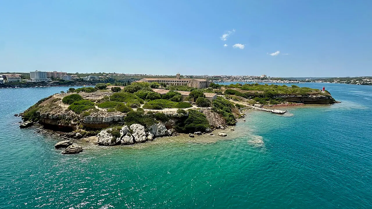 Vista aérea de la Illa del Rei, con el antiguo hospital militar, en medio del puerto natural de Maó, Menorca.
