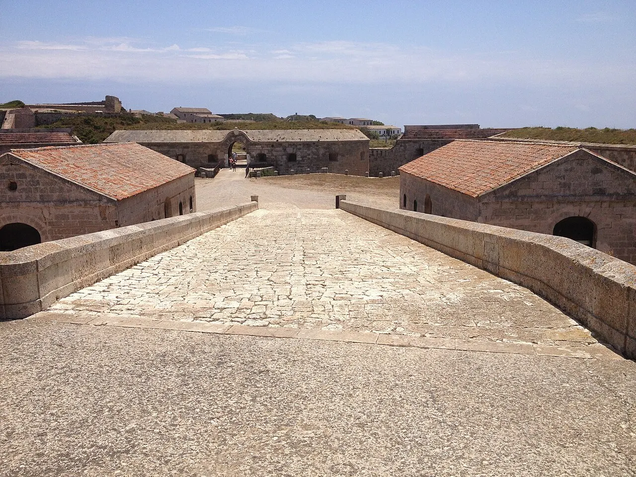 Rampa empedrada y cuarteles de piedra en el interior de la Fortalesa Isabel II (La Mola), a la entrada del puerto de Maó, Menorca.
