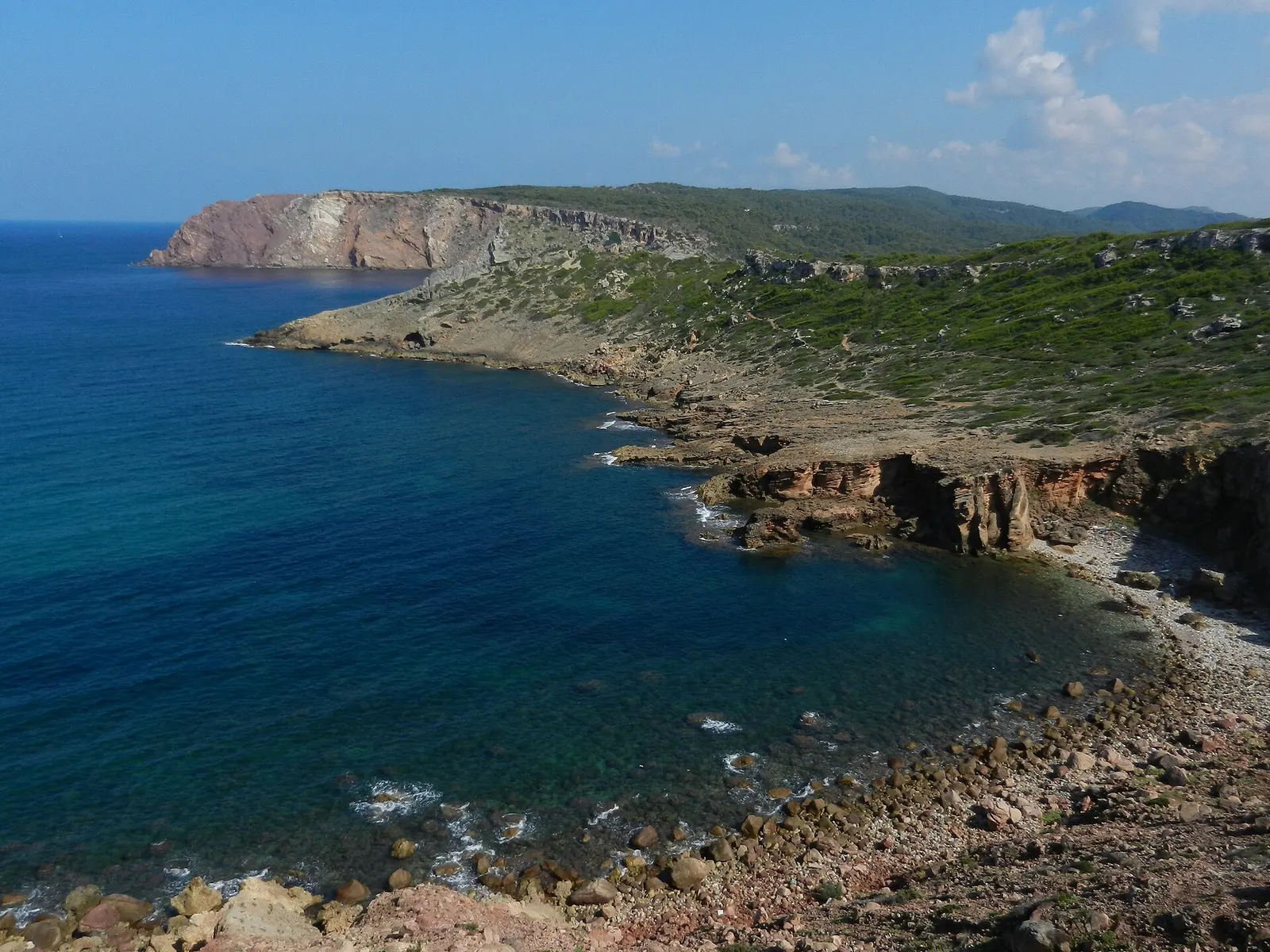 La costa oeste de Ciutadella al final de la tarde, con el mar abierto