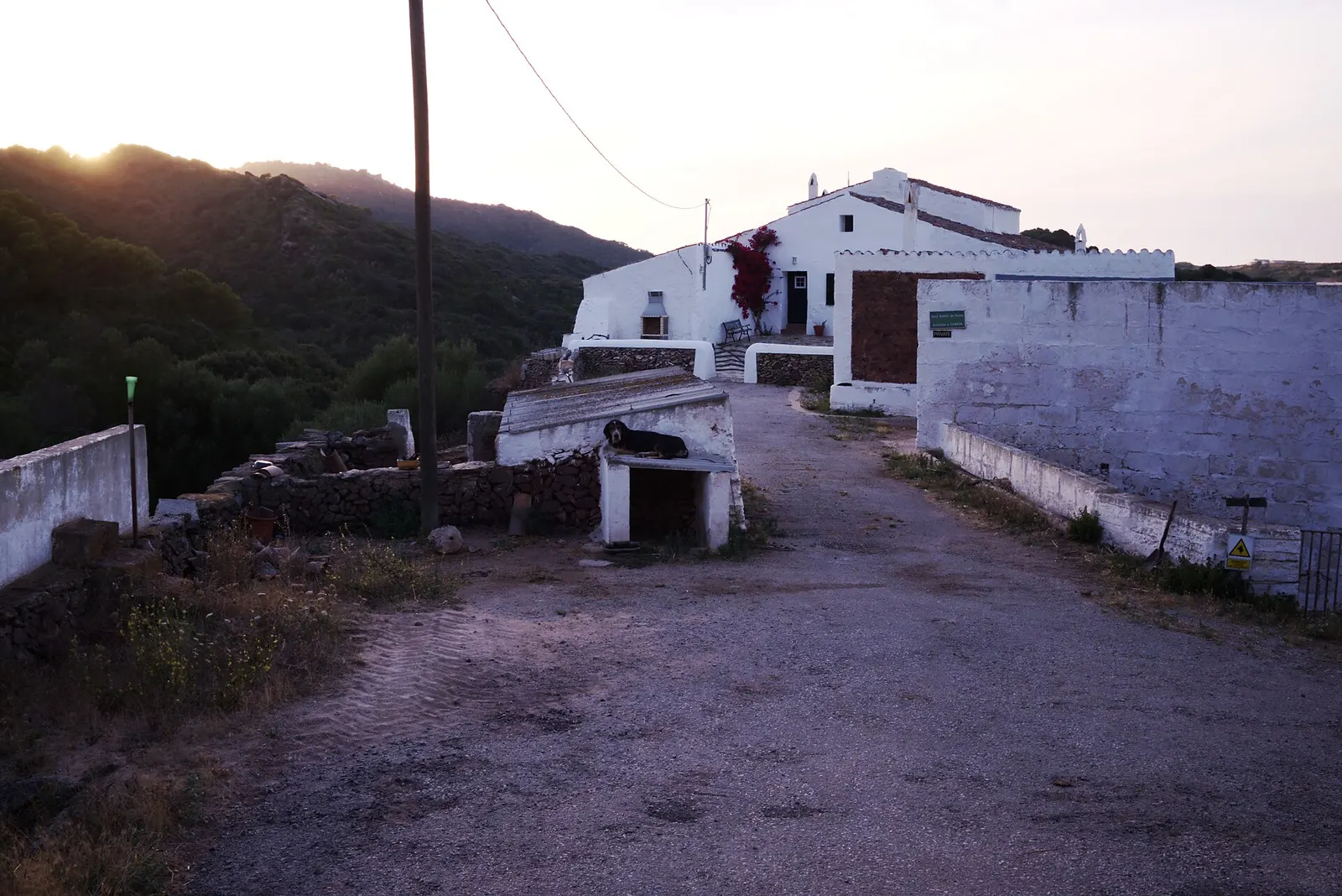 Casas de campo blancas en el término de Ferreries, con la sierra al fondo