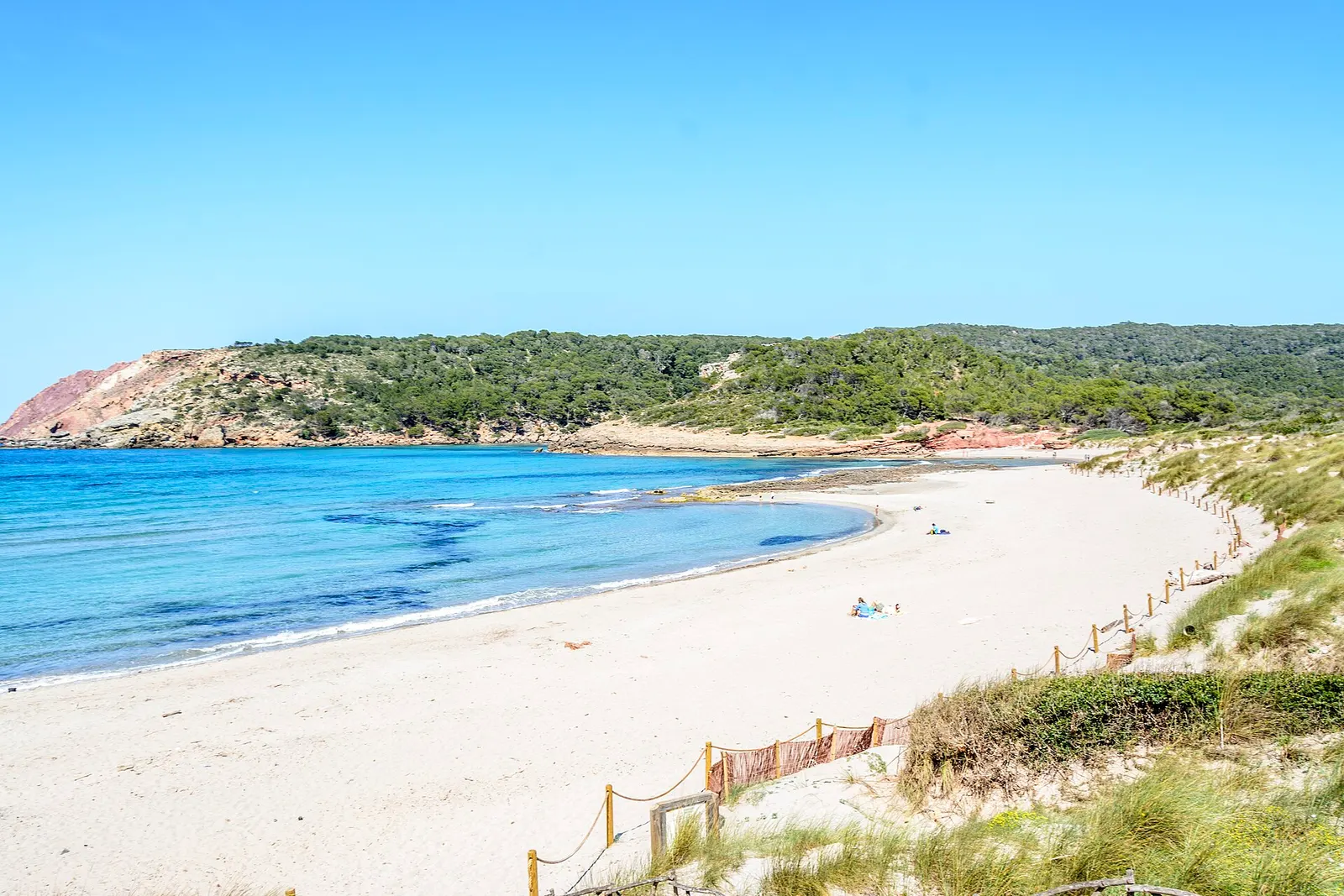 La playa de Algaiarens: arena clara, agua turquesa y dunas con vegetación baja