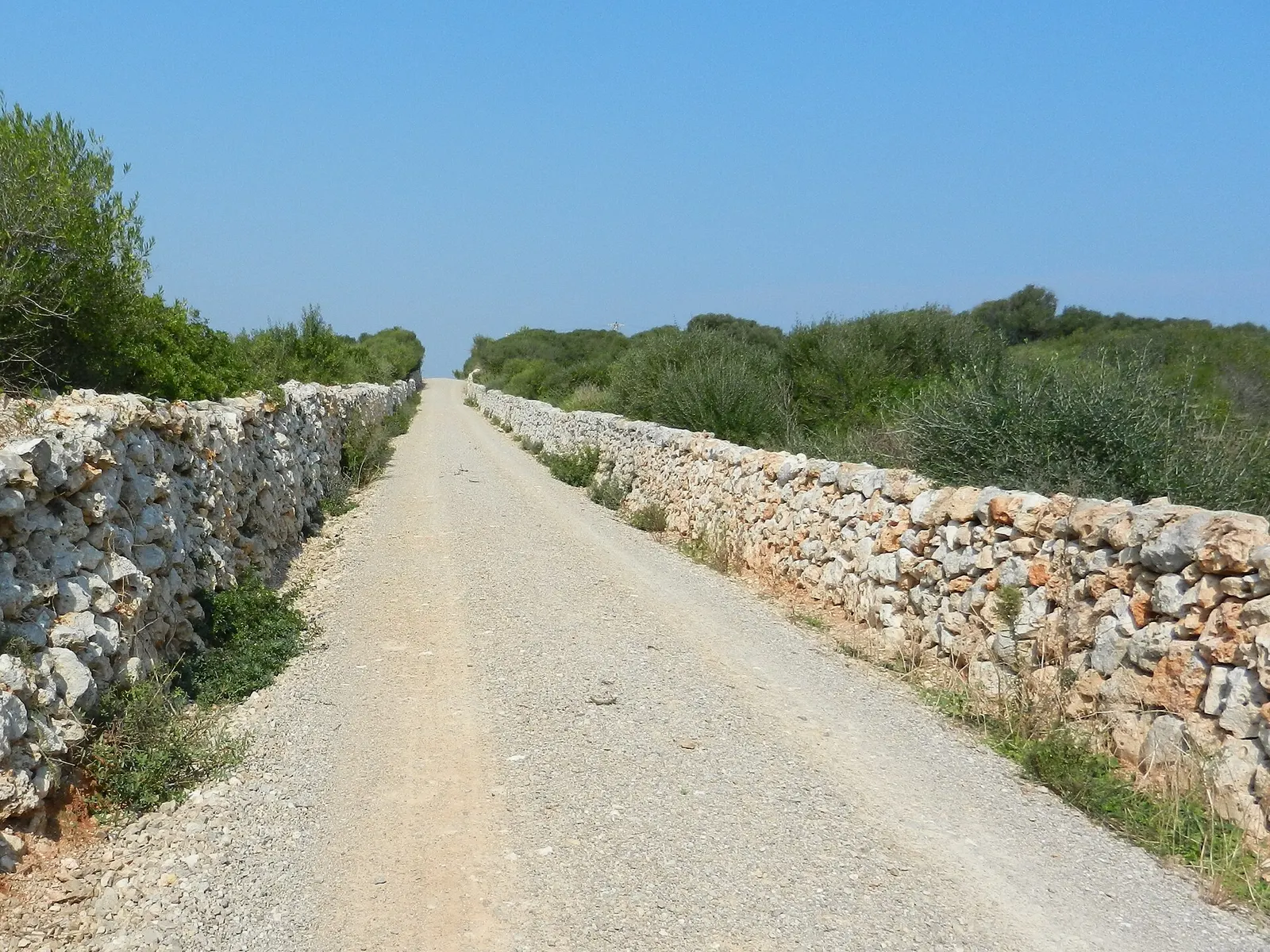 El camí vell de Biniancolla, un camino de tierra entre muros de piedra seca