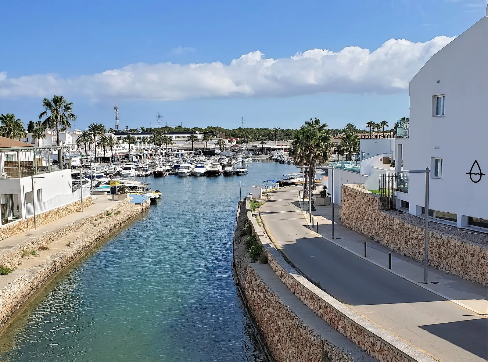 El canal y el puerto deportivo de Cala en Bosc, con las embarcaciones amarradas