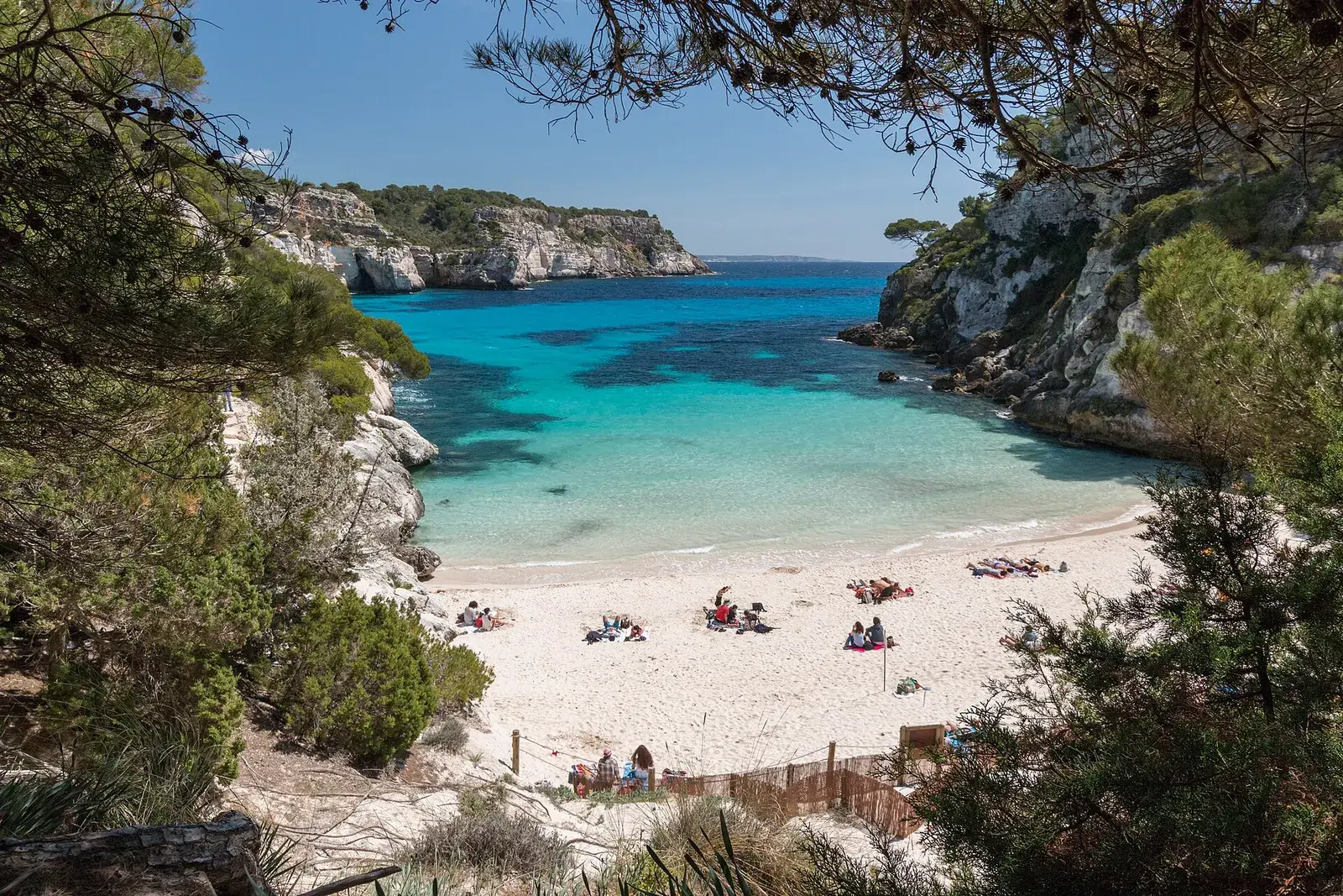 Cala Macarelleta: la arena blanca, el agua turquesa y los pinos sobre el acantilado