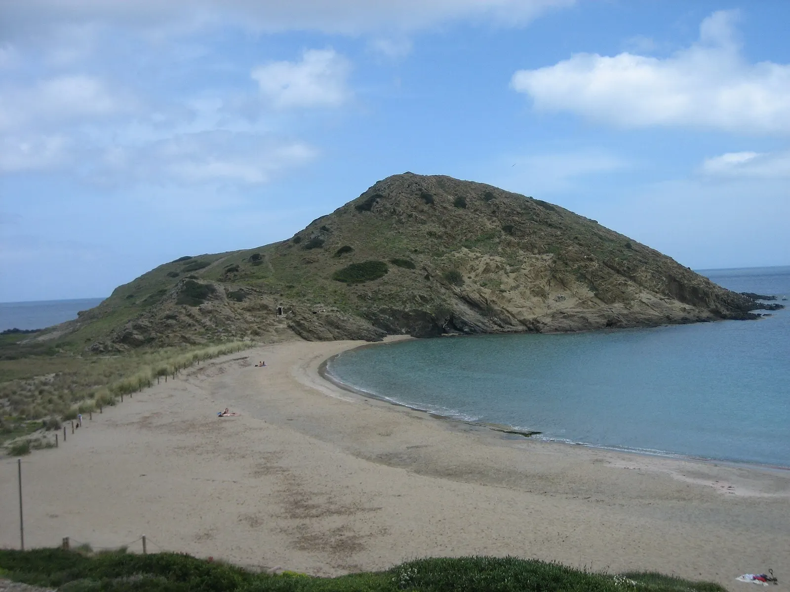 El arenal de Sa Mesquida con el monte redondo que cierra la bahía