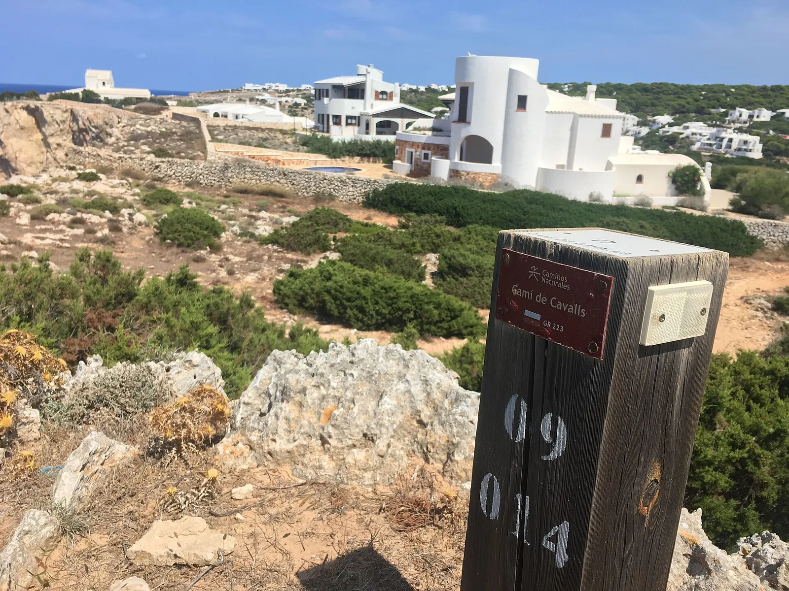 La costa de Cala Morell, con el mar abierto y la roca clara del acantilado