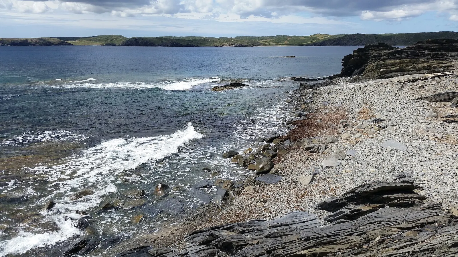La costa rocosa junto al faro de Favàritx, con Cala Presili y Platja de Tortuga al fondo