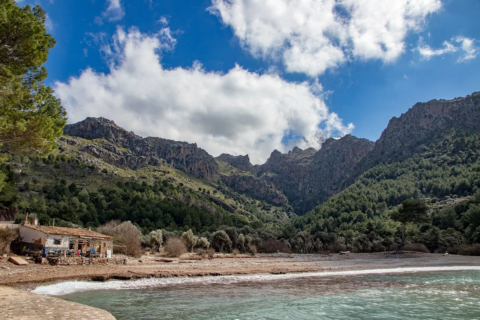 La playa de Cala Tuent, con la montaña cerrando la cala