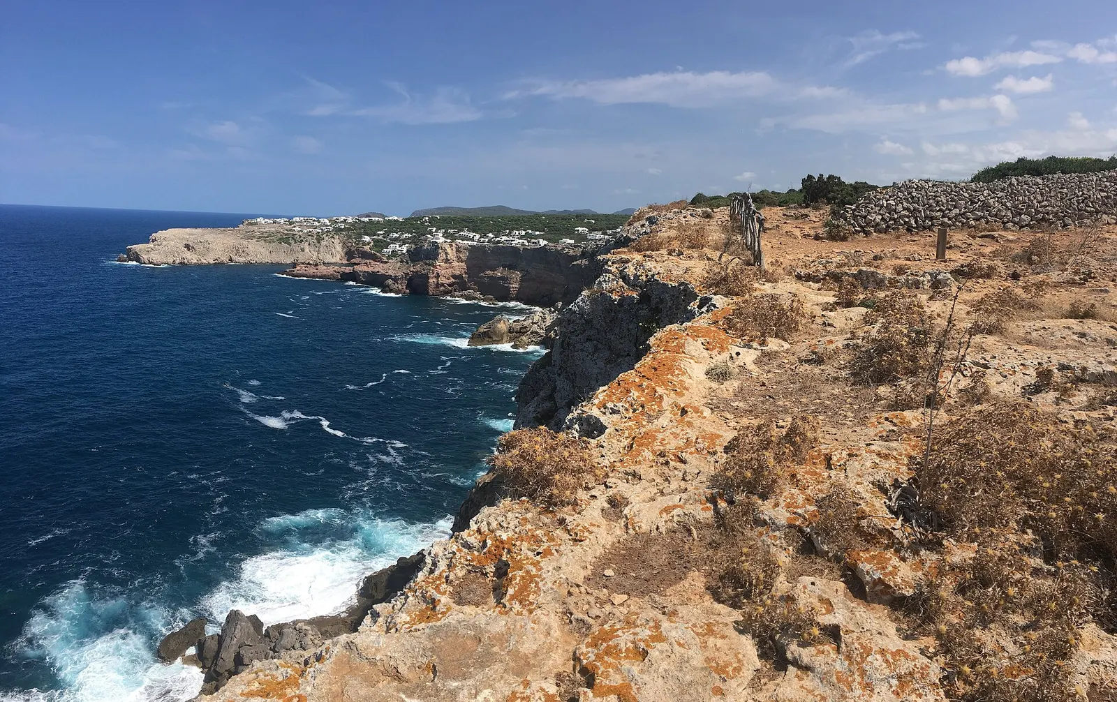 El Camí de Cavalls sobre los acantilados, cerca de Punta Nati