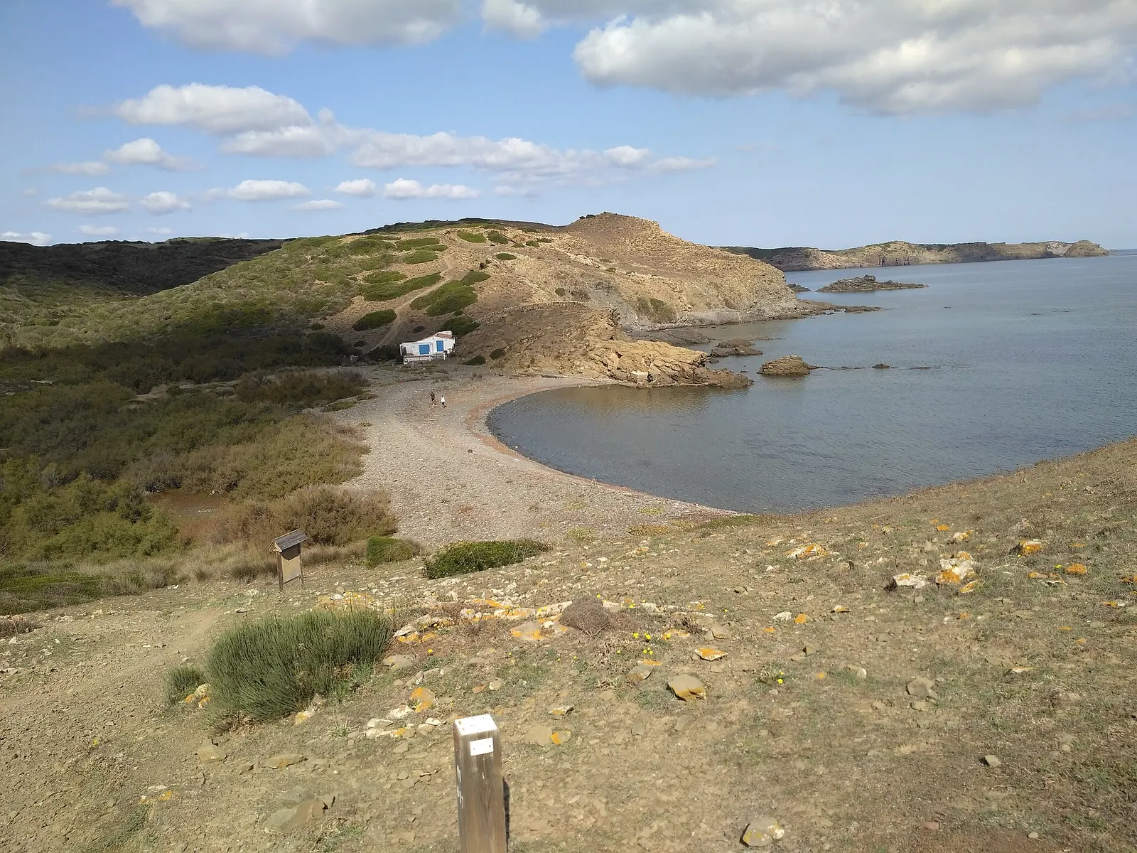 Una cala pequeña de la costa sur-este, con la roca baja y el agua clara