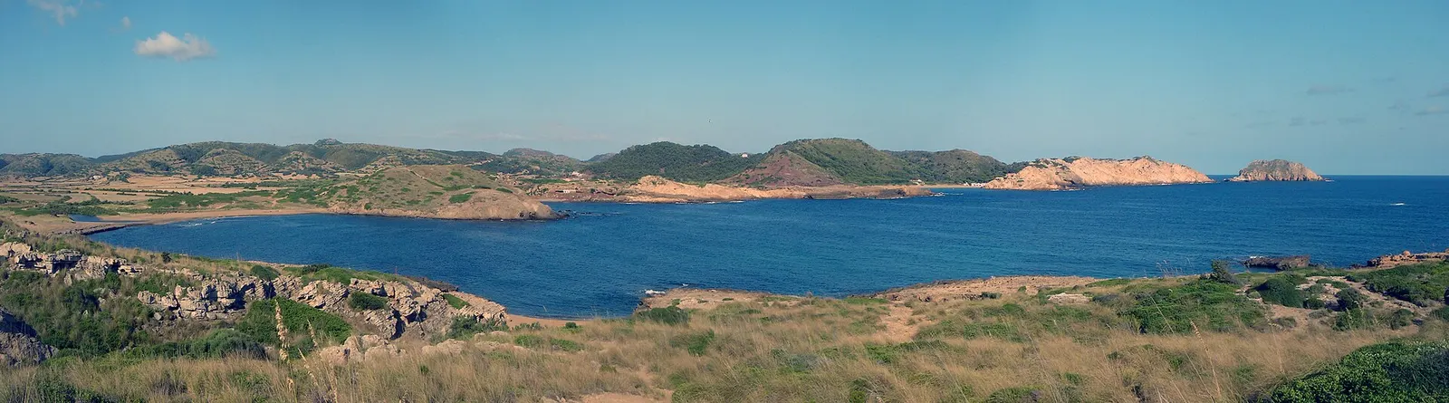 La costa norte junto a Binimel·là, con la roca rojiza cayendo al mar