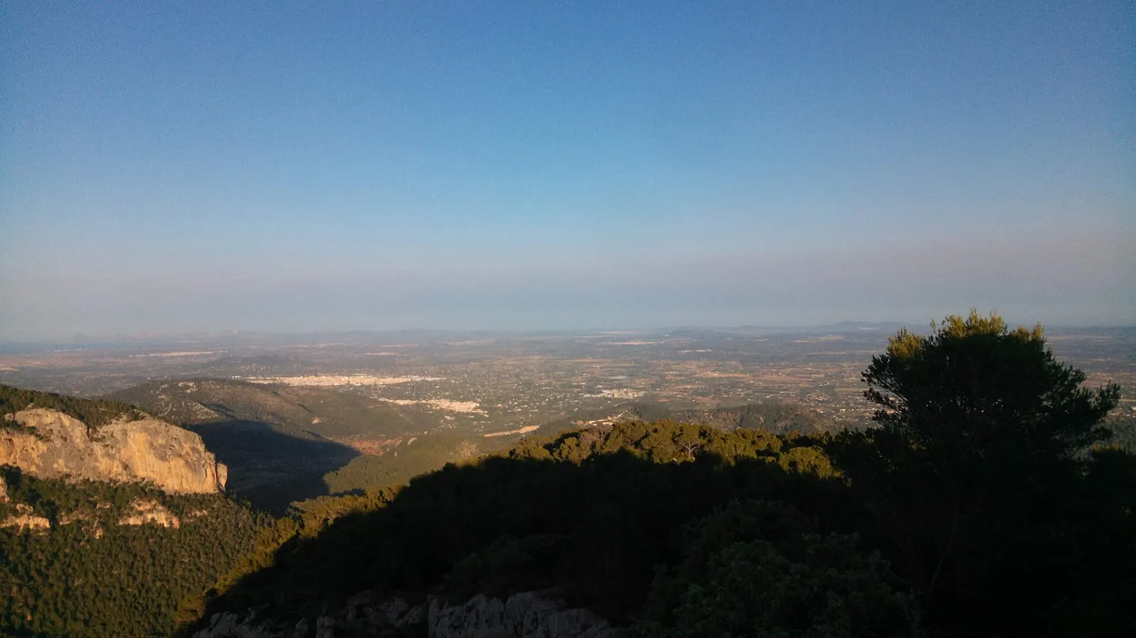 La llanura del Raiguer y el Pla vista desde lo alto del Castell d'Alaró