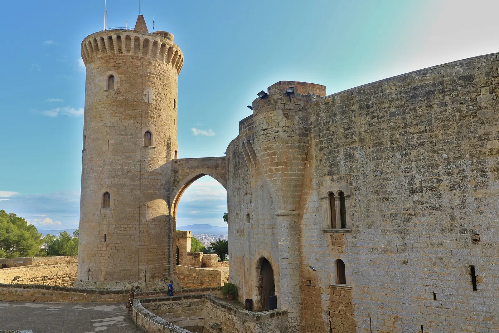La torre del homenaje y la puerta del Castell de Bellver, con el foso delante